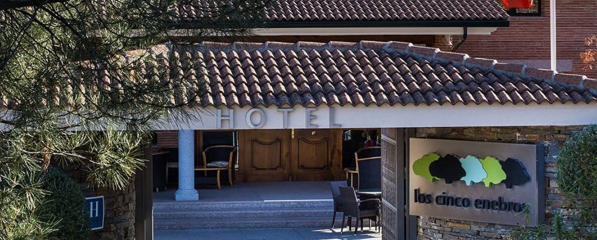 los cinco enebros fachada