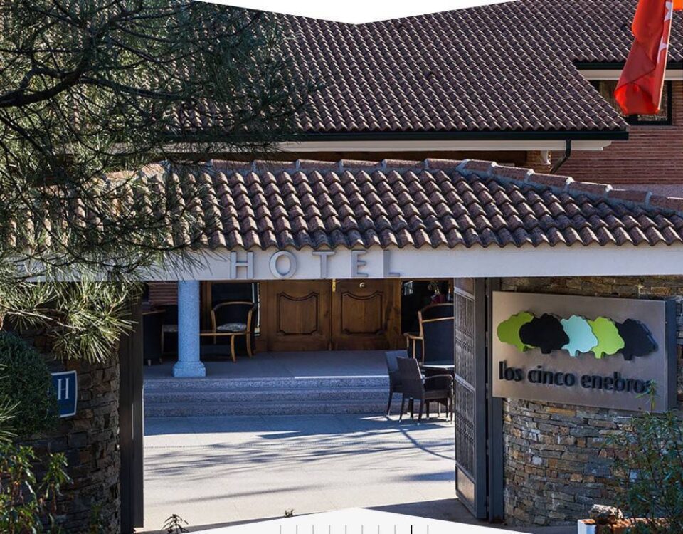 los cinco enebros fachada