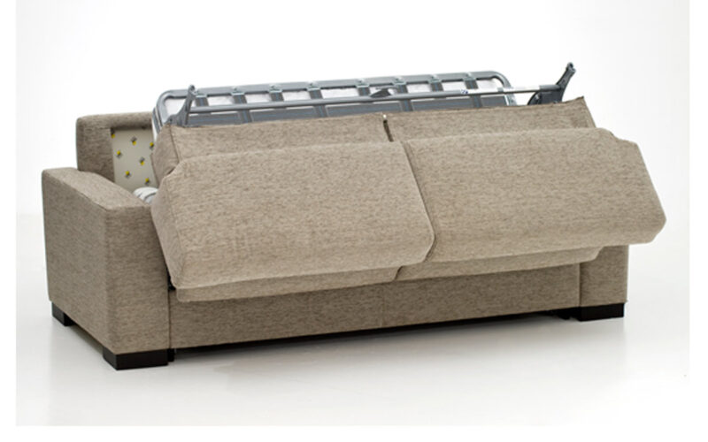 Sofá cama 140x190 cm con colchón de látex, viscoelástico o muelles, estructura metálica de alta resistencia. Fácil apertura italiana sin mover almohadones. Diseño medio abierto.