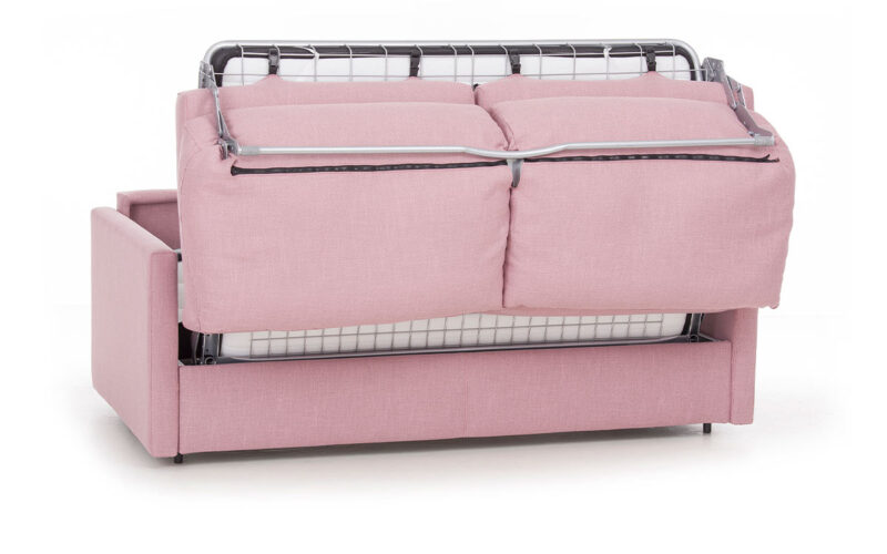 Sofá cama de 140x190 cm, diseño compacto con brazos estrechos y respaldo blando, colchón HR o látex, fácil apertura, ideal para uso diario y ahorro de espacio. Diseño medio abierto.