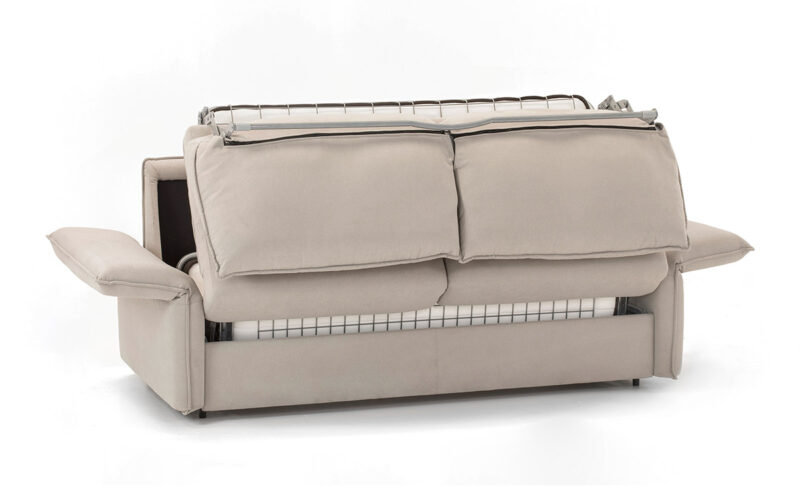 Sofá cama con brazos abatibles, colchón de látex, viscoelástico o muelles, apertura fácil sin mover cojines y opción de chaise longue con somier premium. Diseño medio abierto.