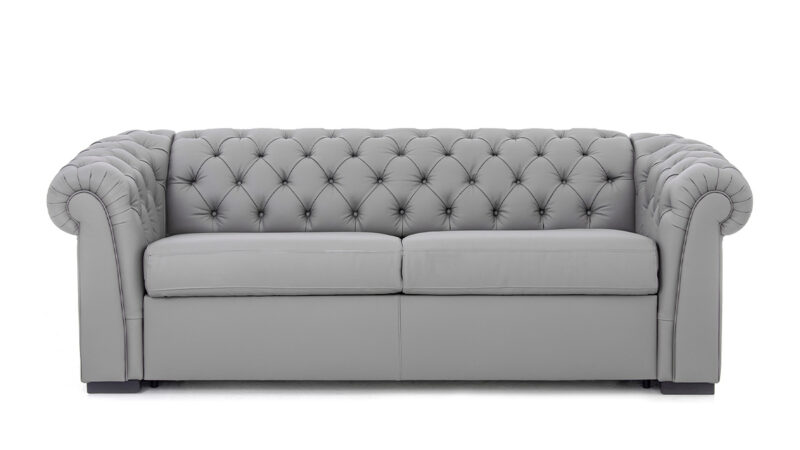 Sofá cama Chester de 140x200 cm, colchón HR de alta densidad, fácil apertura sin quitar almohadones, diseño artesanal y opciones de tapicería personalizadas. Diseño frontal.