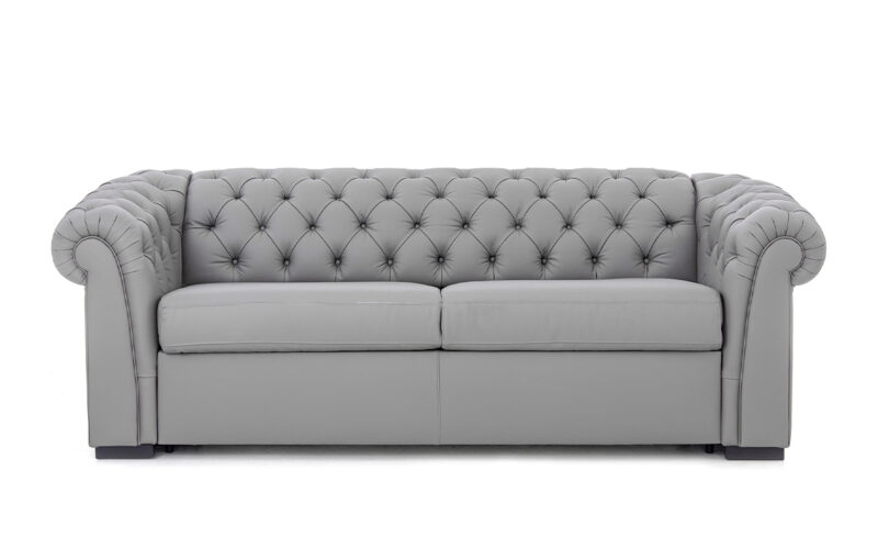 Sofá cama Chester de 140x200 cm, colchón HR de alta densidad, fácil apertura sin quitar almohadones, diseño artesanal y opciones de tapicería personalizadas. Diseño frontal.