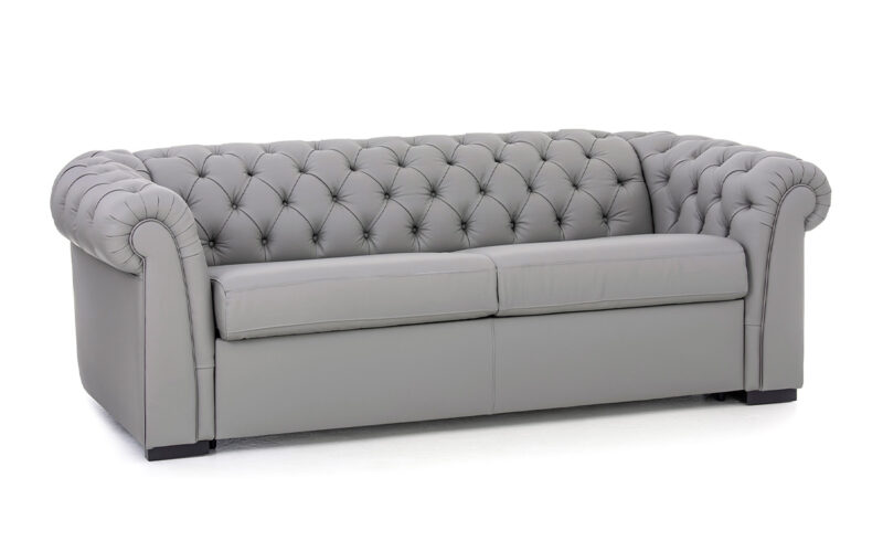 Sofá cama Chester de 140x200 cm, colchón HR de alta densidad, fácil apertura sin quitar almohadones, diseño artesanal y opciones de tapicería personalizadas. Diseño con perspectiva.