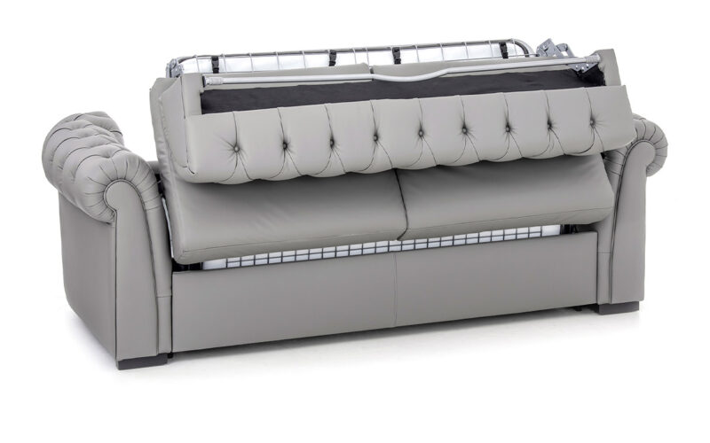 Sofá cama Chester de 140x200 cm, colchón HR de alta densidad, fácil apertura sin quitar almohadones, diseño artesanal y opciones de tapicería personalizadas. Diseño medio abierto.