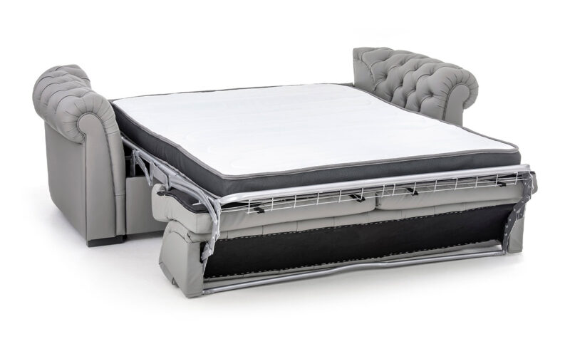 Sofá cama Chester de 140x200 cm, colchón HR de alta densidad, fácil apertura sin quitar almohadones, diseño artesanal y opciones de tapicería personalizadas. Diseño abierto.