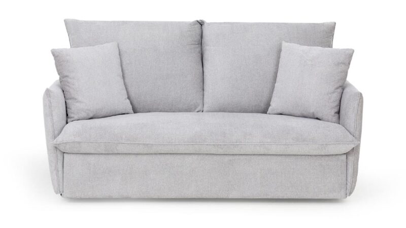 Sofá cama moderno y acogedor con fácil apertura, somier italiano y colchón HR, ideal para uso diario y espacios reducidos. Personalizable en tapicería. Diseño frontal.