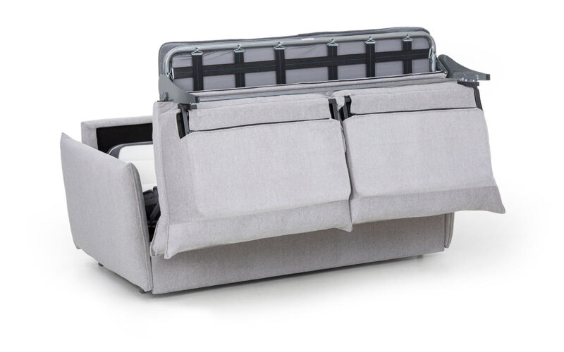 Sofá cama moderno y acogedor con fácil apertura, somier italiano y colchón HR, ideal para uso diario y espacios reducidos. Personalizable en tapicería. Diseño medio abierto.