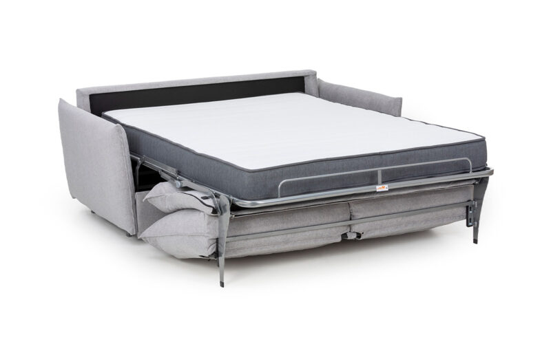 Sofá cama moderno y acogedor con fácil apertura, somier italiano y colchón HR, ideal para uso diario y espacios reducidos. Personalizable en tapicería. Diseño abierto.