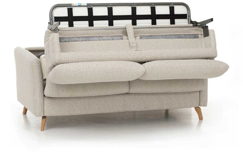 Sofá cama nórdico de 140x200 cm, cabecero regulable, colchón HR, fácil apertura con sistema italiano, estructura metálica y madera, ideal para confort diario. Diseño medio abierto.