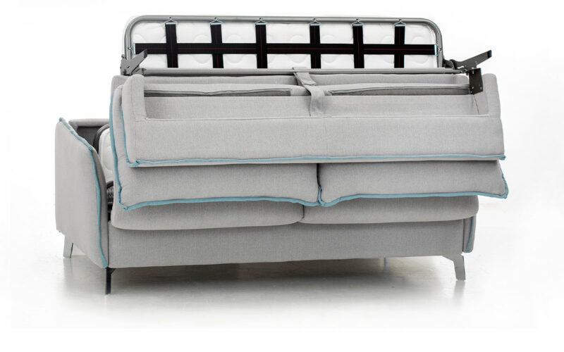 Sofá cama moderno con patas metálicas, colchón HR de 140x200 cm, fácil apertura y opción de colchón viscoelástico, diseño personalizable con tapicerías a elección. Diseño medio abierto.