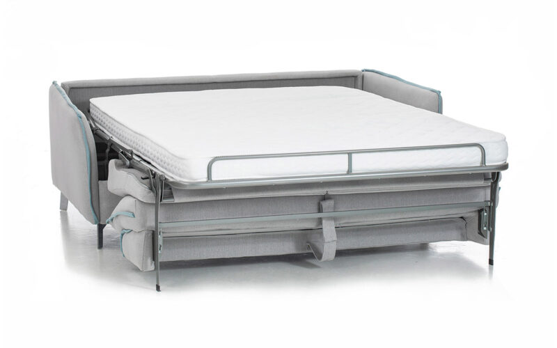 Sofá cama moderno con patas metálicas, colchón HR de 140x200 cm, fácil apertura y opción de colchón viscoelástico, diseño personalizable con tapicerías a elección. Diseño abierto.