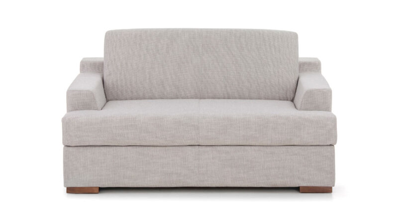 Sofá cama compacto de 140 cm, con medida exterior mínima, colchón HR de alta densidad, fácil apertura sin quitar almohadones, ideal para espacios pequeños. Diseño frontal.