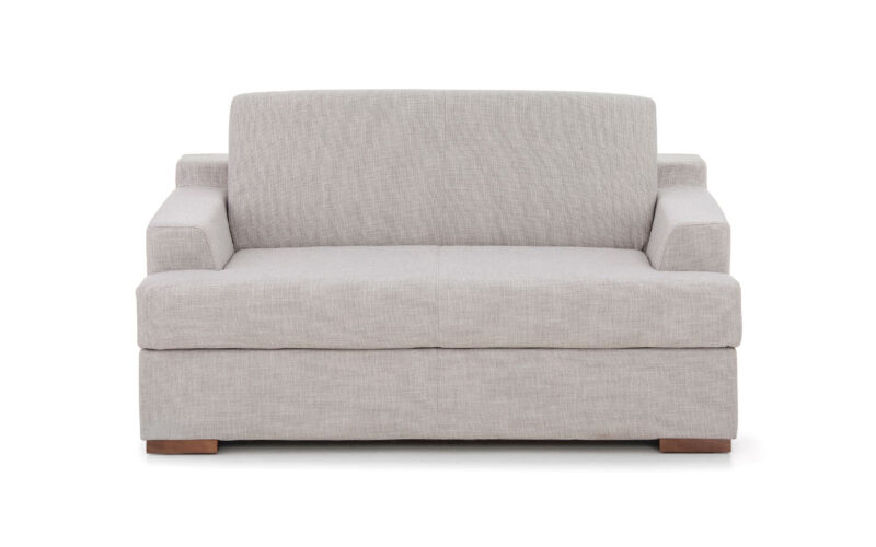 Sofá cama compacto de 140 cm, con medida exterior mínima, colchón HR de alta densidad, fácil apertura sin quitar almohadones, ideal para espacios pequeños. Diseño frontal.