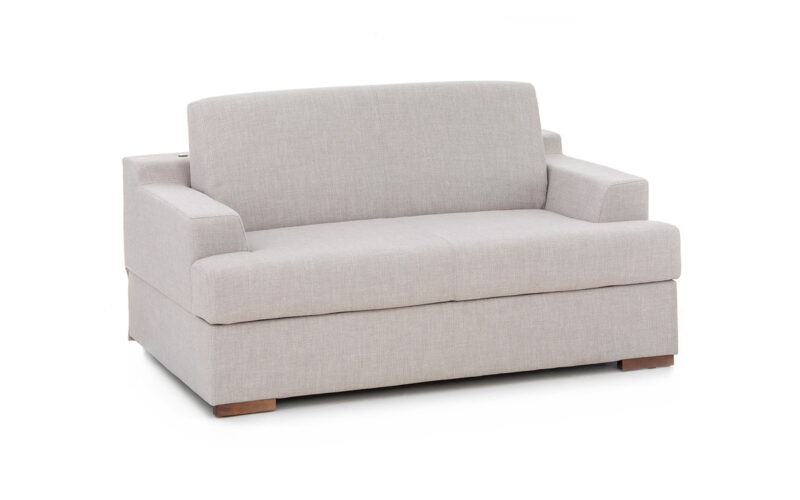 Sofá cama compacto de 140 cm, con medida exterior mínima, colchón HR de alta densidad, fácil apertura sin quitar almohadones, ideal para espacios pequeños. Diseño con perspectiva.