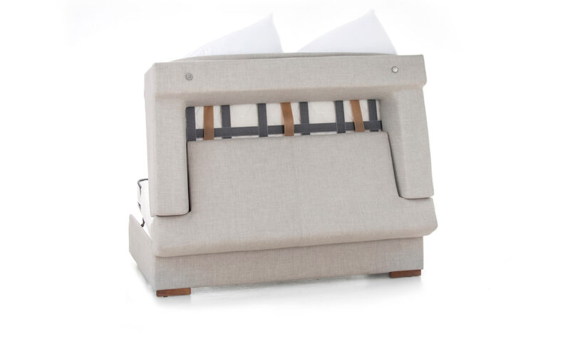 Sofá cama compacto de 140 cm, con medida exterior mínima, colchón HR de alta densidad, fácil apertura sin quitar almohadones, ideal para espacios pequeños. Diseño medio abierto.