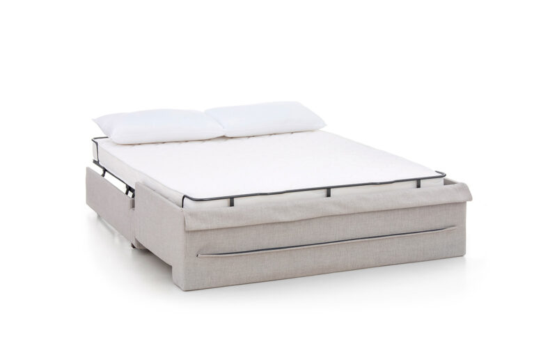 Sofá cama compacto de 140 cm, con medida exterior mínima, colchón HR de alta densidad, fácil apertura sin quitar almohadones, ideal para espacios pequeños. Diseño abierto.