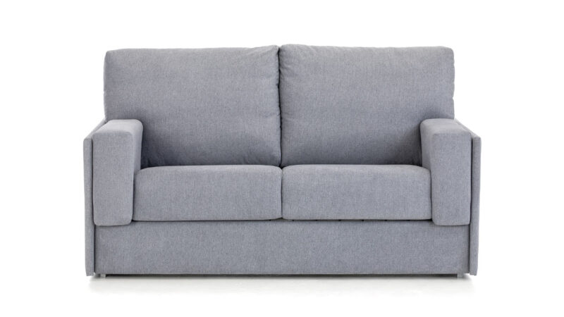 Sofá cama pequeño de 140x190 con colchón HR de alta densidad, fácil apertura sin mover cojines, opciones de colchón viscoelástico o látex, ideal para espacios reducidos. Diseño frontal.