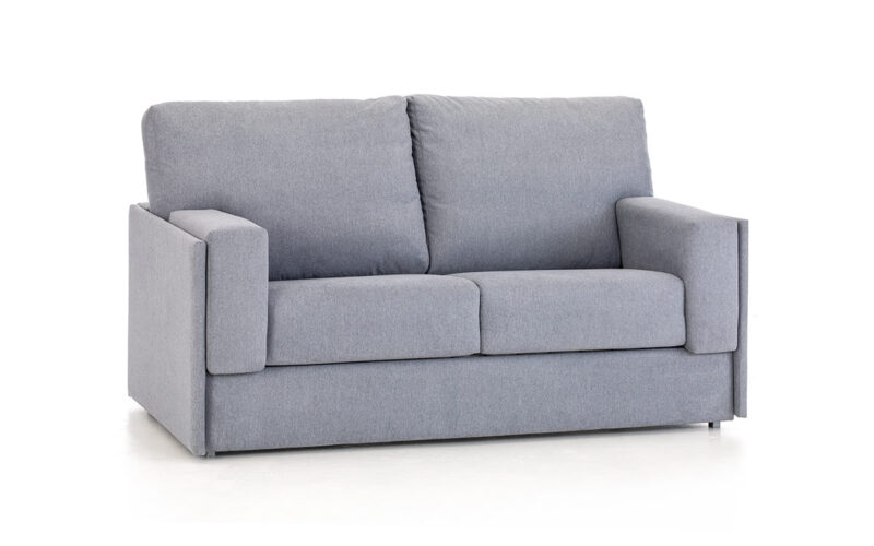 Sofá cama pequeño de 140x190 con colchón HR de alta densidad, fácil apertura sin mover cojines, opciones de colchón viscoelástico o látex, ideal para espacios reducidos. Diseño con perspectiva.