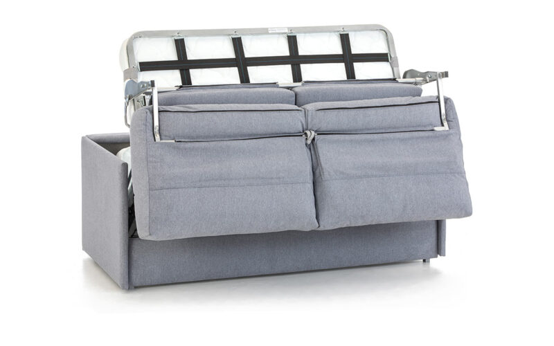 Sofá cama pequeño de 140x190 con colchón HR de alta densidad, fácil apertura sin mover cojines, opciones de colchón viscoelástico o látex, ideal para espacios reducidos. Diseño medio abierto.