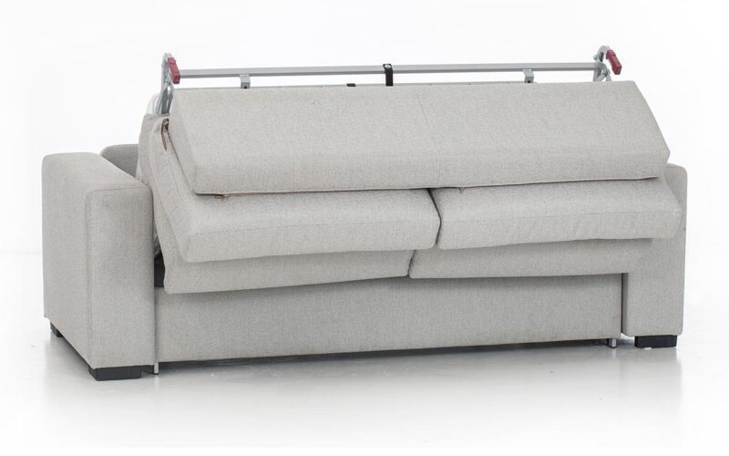 Sofá cama de matrimonio con respaldo capitoné, brazo recto, colchón de muelles o látex, apertura italiana fácil sin necesidad de quitar los cojines para convertirlo en cama. Diseño medio abierto.