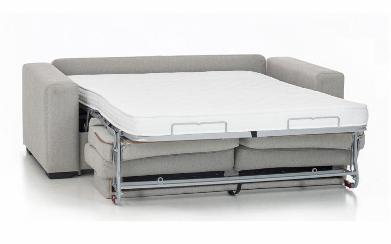 Sofá cama de matrimonio con respaldo capitoné, brazo recto, colchón de muelles o látex, apertura italiana fácil sin necesidad de quitar los cojines para convertirlo en cama. Diseño abierto.
