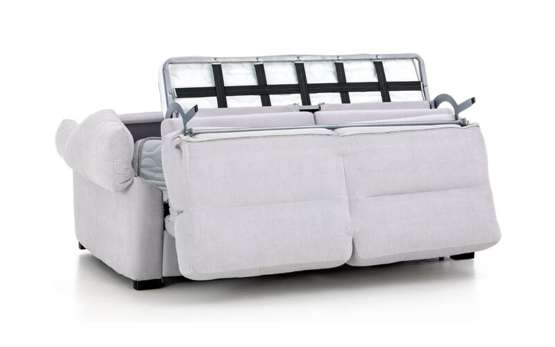 Sofá cama con respaldo ergonómico y brazo tipo siesta, apertura fácil, colchón cómodo y opciones viscoelásticas o de muelles. Diseño medio abierto.