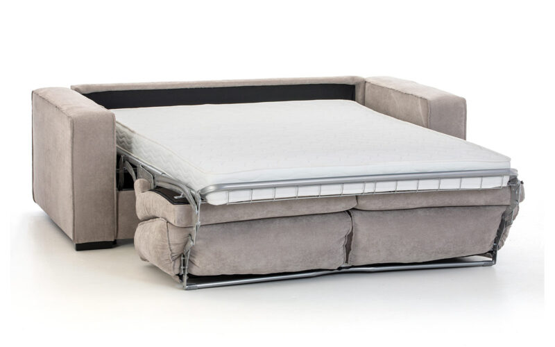 Sofá cama sencillo y estiloso de 140x190 con colchón HR de alta densidad, apertura fácil sin mover cojines, opción de colchón viscoelástico y gran confort para un descanso óptimo. Diseño abierto.