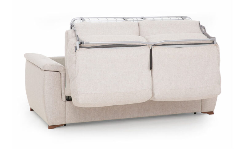 Sofá cama de brazo recto con sobrebrazo, de matrimonio en varias medidas, con colchón de látex de 15 cm, apertura italiana fácil, chaise longue abatible y tapicería desenfundable. Diseño medio abierto.