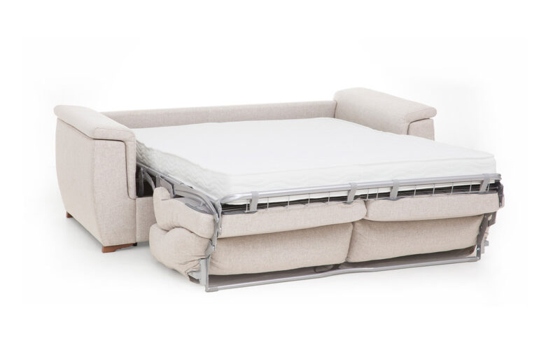 Sofá cama de brazo recto con sobrebrazo, de matrimonio en varias medidas, con colchón de látex de 15 cm, apertura italiana fácil, chaise longue abatible y tapicería desenfundable. Diseño abierto.