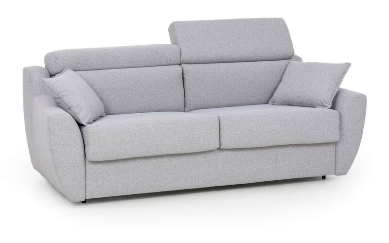 Sofá cama moderno de 140x190 con colchón viscoelástico de alta densidad, apertura italiana fácil sin mover cojines, y respaldo abatible para mayor comodidad. Diseño con respaldo medio abierto.