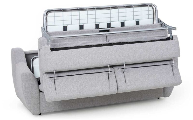 Sofá cama moderno de 140x190 con colchón viscoelástico de alta densidad, apertura italiana fácil sin mover cojines, y respaldo abatible para mayor comodidad. Diseño medio abierto.