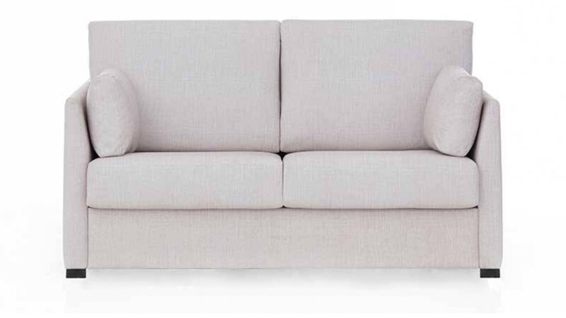 Sofá cama elegante y funcional con colchón HR de alta densidad, apertura fácil sin mover almohadones, ideal para aprovechar al máximo espacios reducidos. Diseño frontal.
