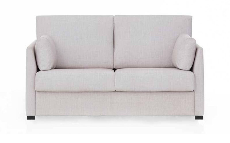 Sofá cama elegante y funcional con colchón HR de alta densidad, apertura fácil sin mover almohadones, ideal para aprovechar al máximo espacios reducidos. Diseño frontal.