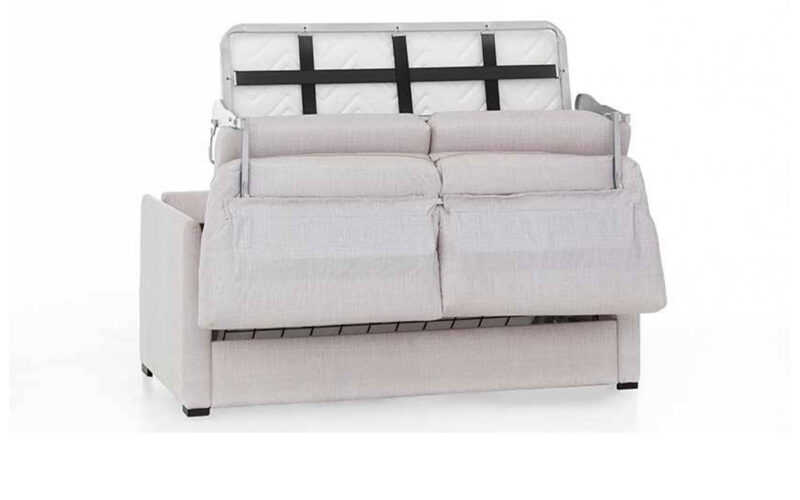 Sofá cama elegante y funcional con colchón HR de alta densidad, apertura fácil sin mover almohadones, ideal para aprovechar al máximo espacios reducidos. Diseño medio abierto.