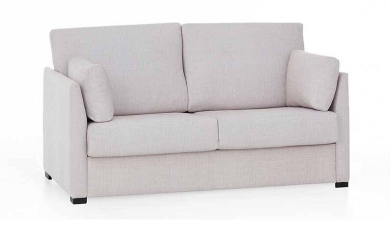 Sofá cama elegante y funcional con colchón HR de alta densidad, apertura fácil sin mover almohadones, ideal para aprovechar al máximo espacios reducidos. Diseño con perspectiva.