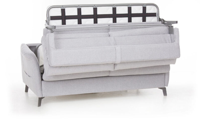 Sofá cama 140x190, colchón HR alta densidad, diseño atemporal con cabeceros opcionales, somier plano electrosoldado. Diseño medio abierto