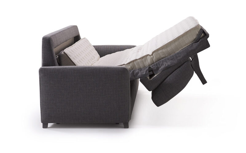 Sofá cama 180x200, colchón HR de alta densidad y látex, diseño italiano elegante, cómodo para uso diario, desenfundable, desmontable y fácil de abrir sin quitar almohadones. Diseño medio abierto.