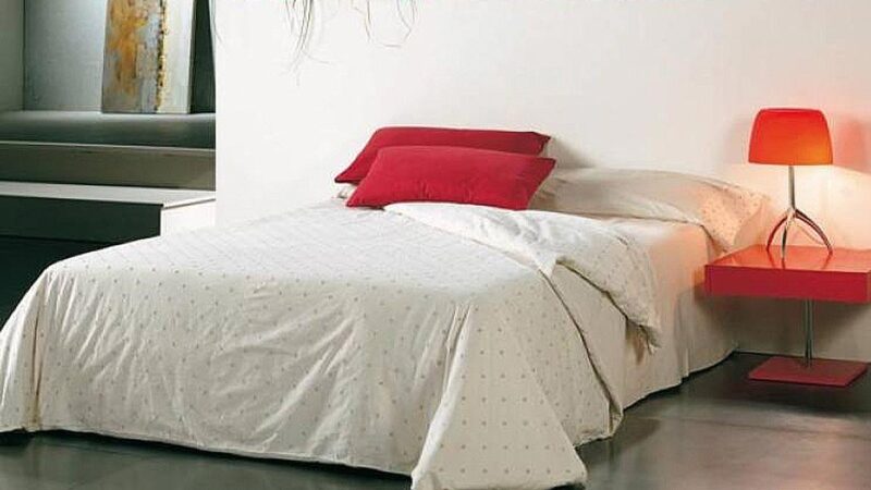 Puff cama clásico de matrimonio cerrado, con faldilla decorativa y funda acolchada, diseño elegante y funcional. Diseño grande.