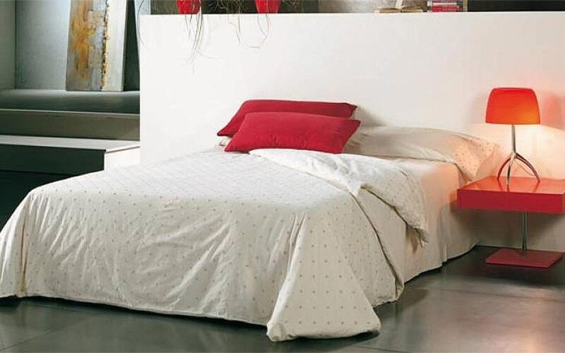 Puff cama clásico de matrimonio cerrado, con faldilla decorativa y funda acolchada, diseño elegante y funcional. Diseño grande.
