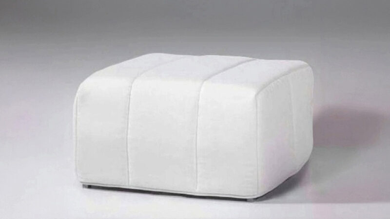 Puf cama básico y económico con apertura sencilla, compacto y cómodo como cama auxiliar para espacios pequeños. Diseño con perspectiva.
