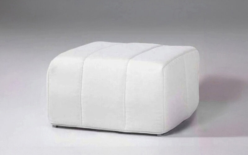 Puf cama básico y económico con apertura sencilla, compacto y cómodo como cama auxiliar para espacios pequeños. Diseño con perspectiva.