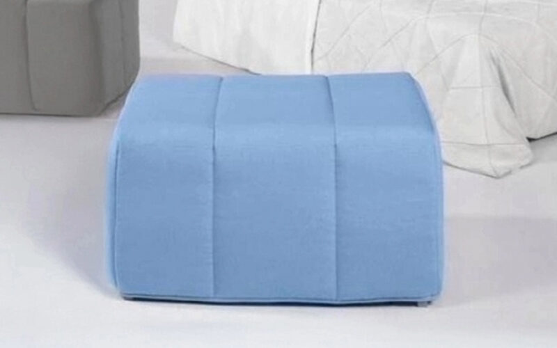 Puf cama básico y económico con apertura sencilla, compacto y cómodo como cama auxiliar para espacios pequeños. Diseño frontal