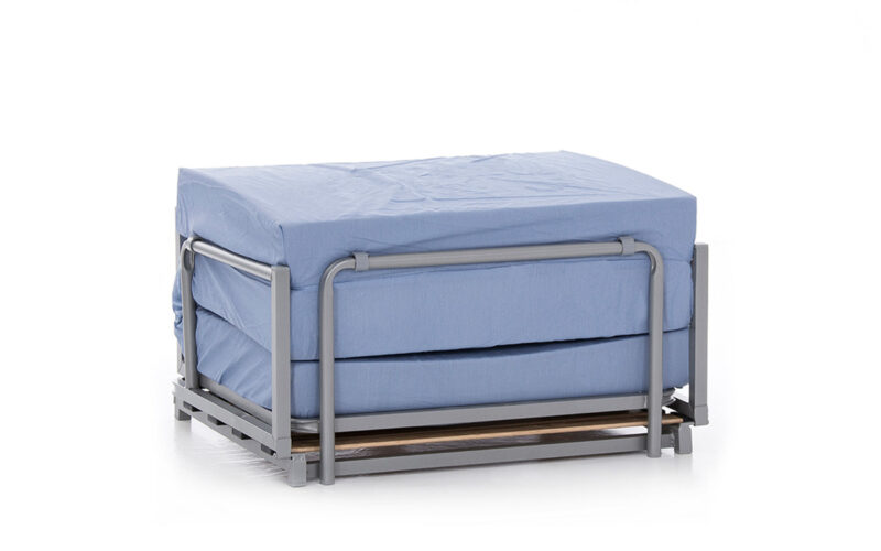 Puf cama moderno con colchón de alta densidad, somier de lamas, apertura fácil y funda con vivo personalizable. Diseño sin funda.