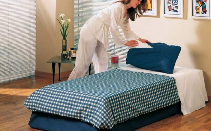 Puff cama clásico de matrimonio cerrado, con faldilla decorativa y funda acolchada, diseño elegante y funcional. Diseño abierto.