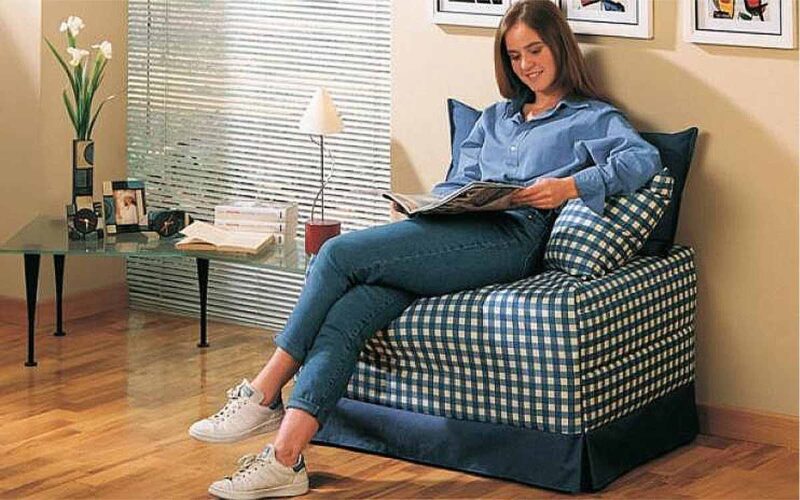 Puff cama clásico de matrimonio cerrado, con faldilla decorativa y funda acolchada, diseño elegante y funcional. Diseño cerrado.