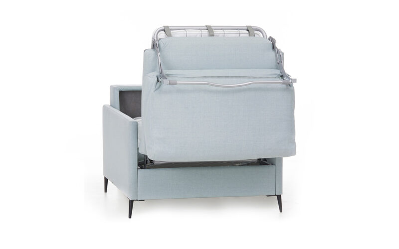 Sillón cama compacto con brazo estrecho, apertura italiana y colchón HR para uso diario. Diseño medio abierto.