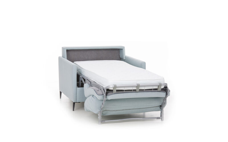 Sillón cama compacto con brazo estrecho, apertura italiana y colchón HR para uso diario. Diseño abierto