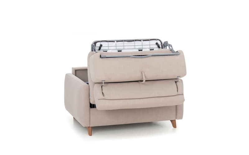 Sillón cama nórdico con respaldo abatible, colchón HR de 80x190 y somier reforzado. Estilo moderno que ahorra espacio y mejora la comodidad. Diseño medio abierto.