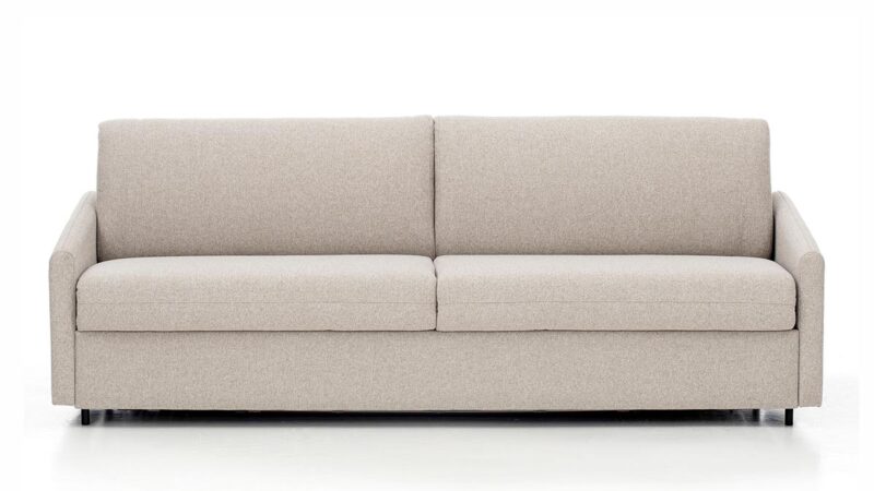 Sofá cama de apertura horizontal con cama de matrimonio, ideal para habitaciones estrechas, resistente, cómodo y fácil de usar sin mover los almohadones. Diseño frontal.